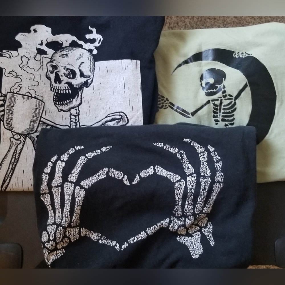 Women's skeleton tshirt lot size L